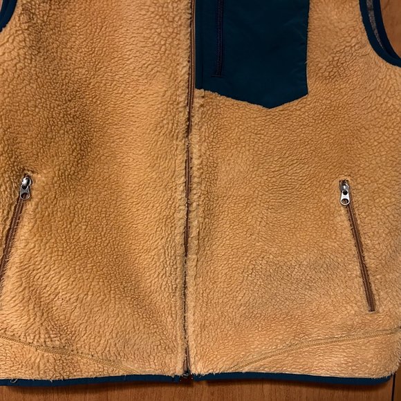 Patagonia Tan and Green Fleece Vest - Picture 4 of 9